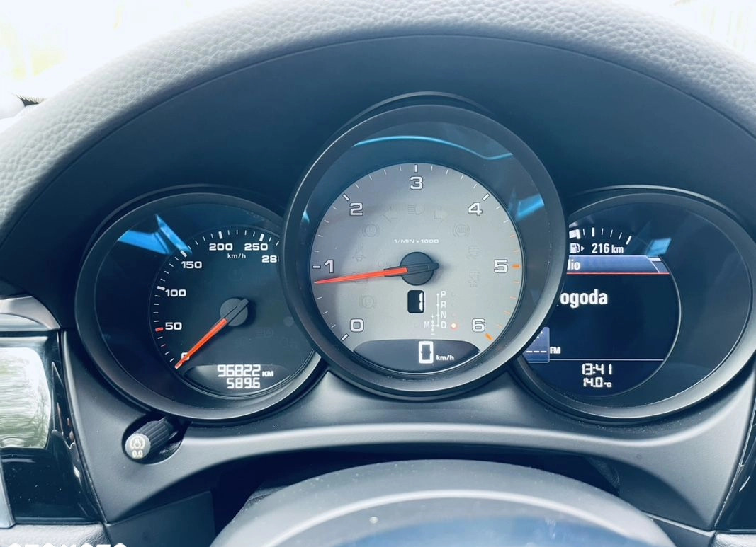 Porsche Macan cena 165900 przebieg: 98600, rok produkcji 2017 z Kisielice małe 191